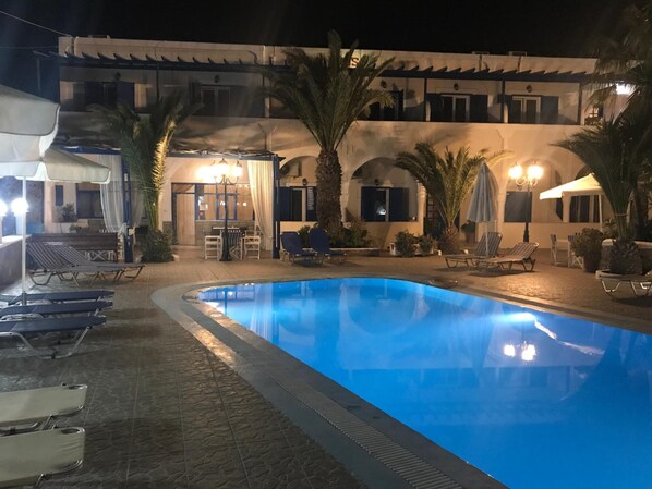 Udendørs pool, åben fra kl. 10.00 til kl. 20.00, parasoller, liggestole