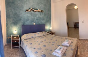 In-room safe, desk, soundproofing, iron/ironing board - Villa Ilios (Santorini)