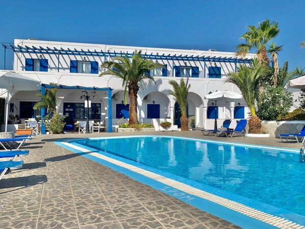 Außenpool, geöffnet von 10:00 Uhr bis 20:00 Uhr, Sonnenschirme