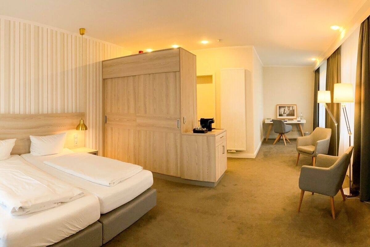 Phòng Suite Junior, hiên, quang cảnh công viên | Bộ đồ giường kháng dị ứng, két bảo mật tại phòng, bàn, màn/rèm cản sáng 
