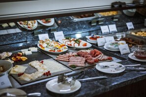 A buffet with various food items including meats, cheeses, and fruits. - Gut Gremmelin (Lalendorf)