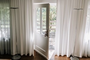 豪華小屋, 露台, 湖景 | 客廳 | 27 吋平面電視連衛星電視頻道、電視