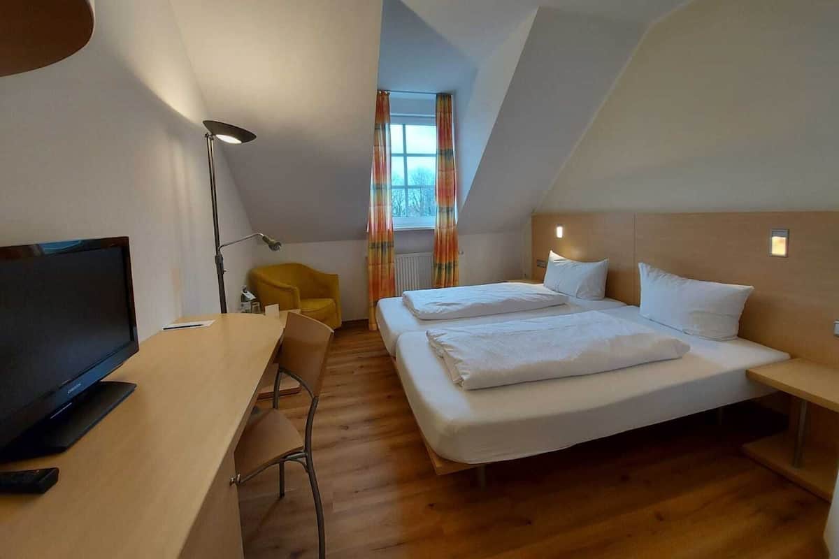 Chambre Simple Classique | Literie hypoallergénique, coffres-forts dans les chambres, bureau