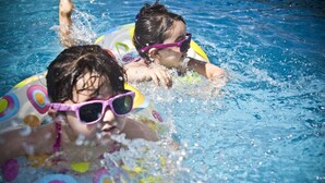Two individuals in a swimming pool with water splashing around them. - Gut Gremmelin (Lalendorf)