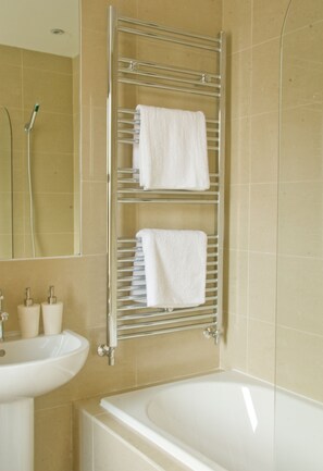 Combined shower/bathtub, free toiletries, hair dryer, towels - Harrogate Boutique Apartments (Harrogate)