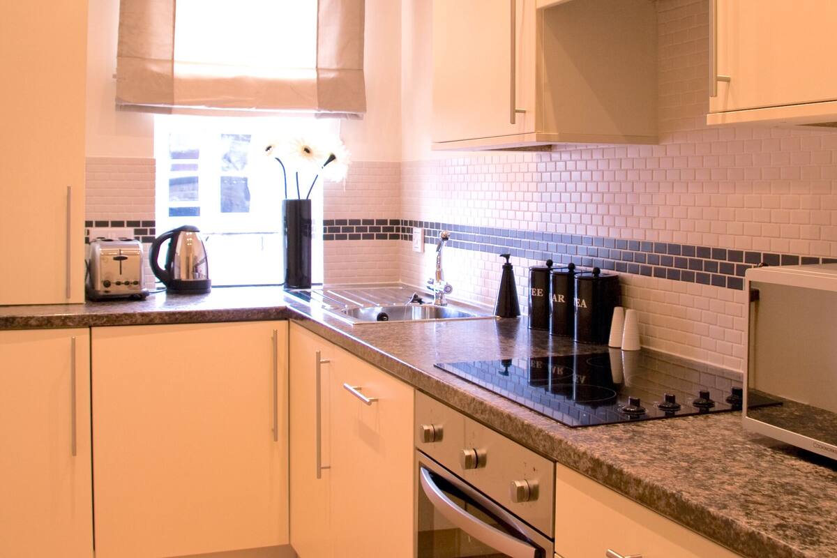 Coffee/tea maker, full-size fridge, microwave, oven