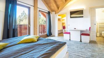 2 bedrooms, desk, rollaway beds, WiFi (free)