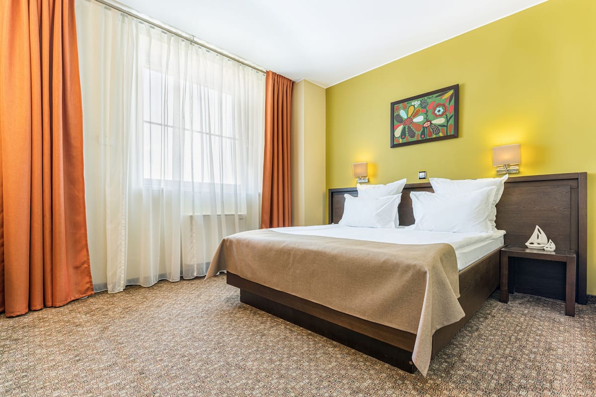 Minibar, escritorio, espacio para trabajar con laptop y insonorización