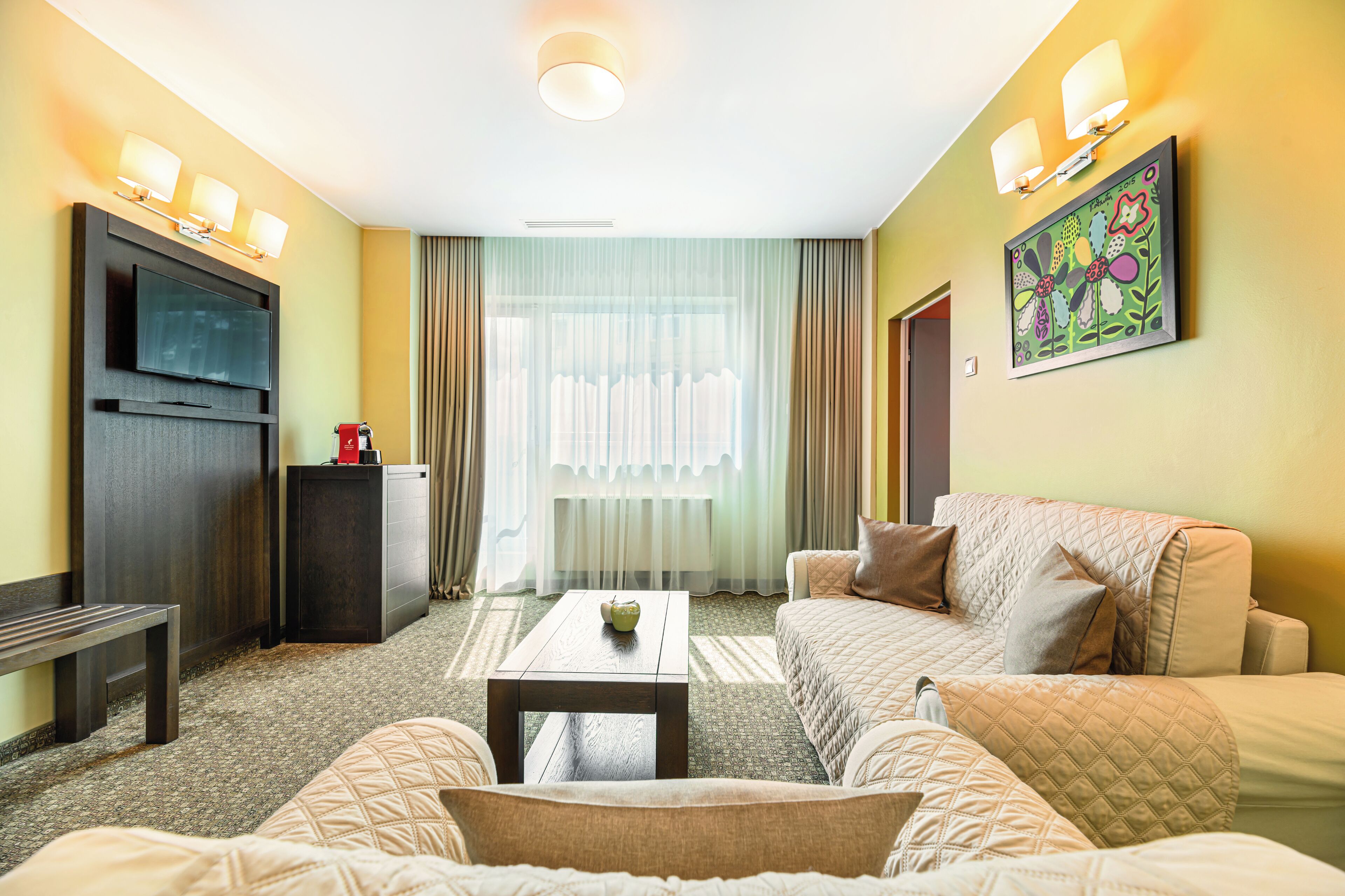 Suite – business, elveutsikt | Minibar, skrivebord, skrivebord for bærbar PC og lydisolert