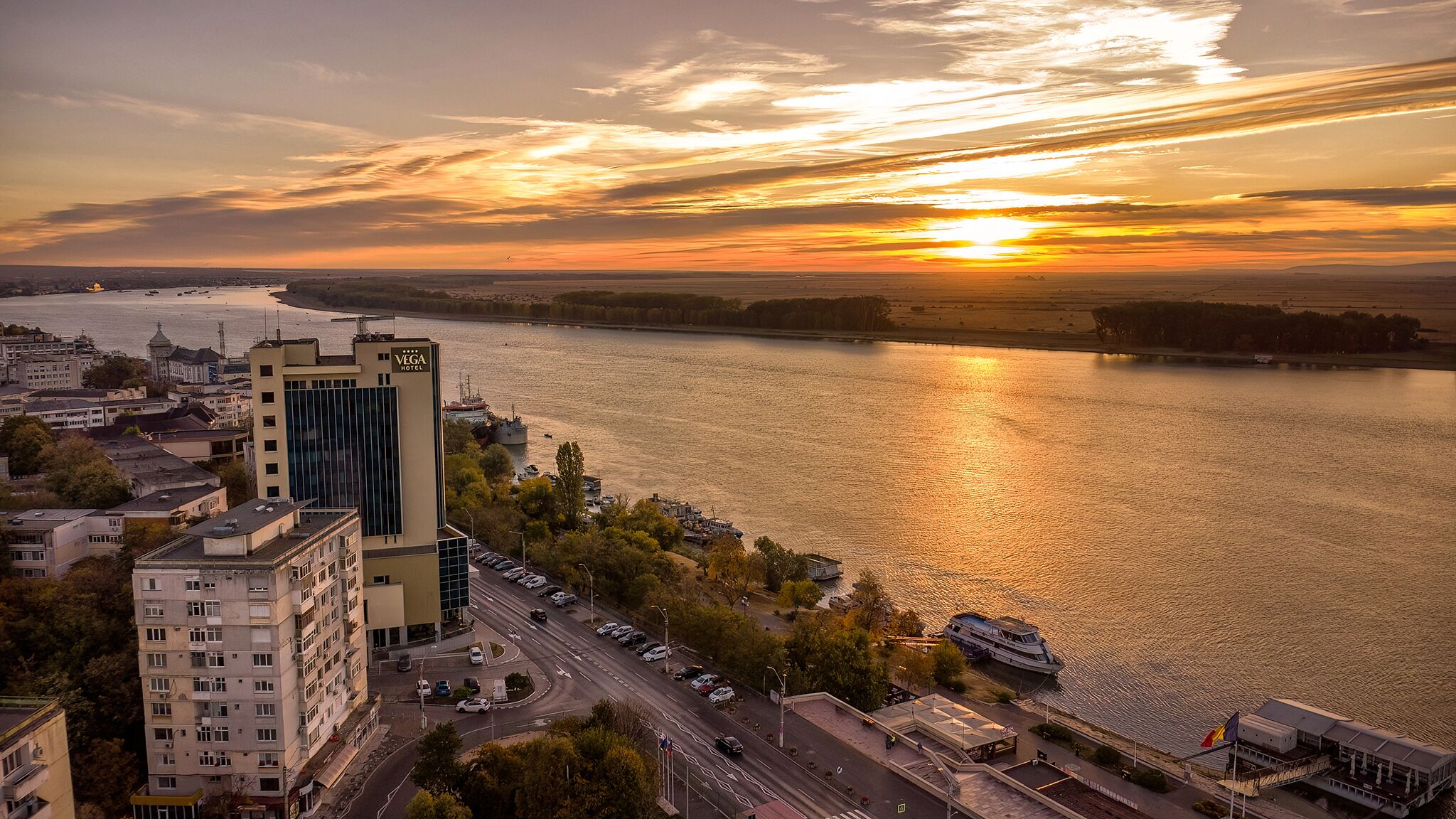 Un hotel de diseño moderno cerca de un río con vistas al atardecer.