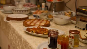 Une table de buffet proposant divers plats, notamment un gâteau, une tarte et plusieurs pots de condiments.