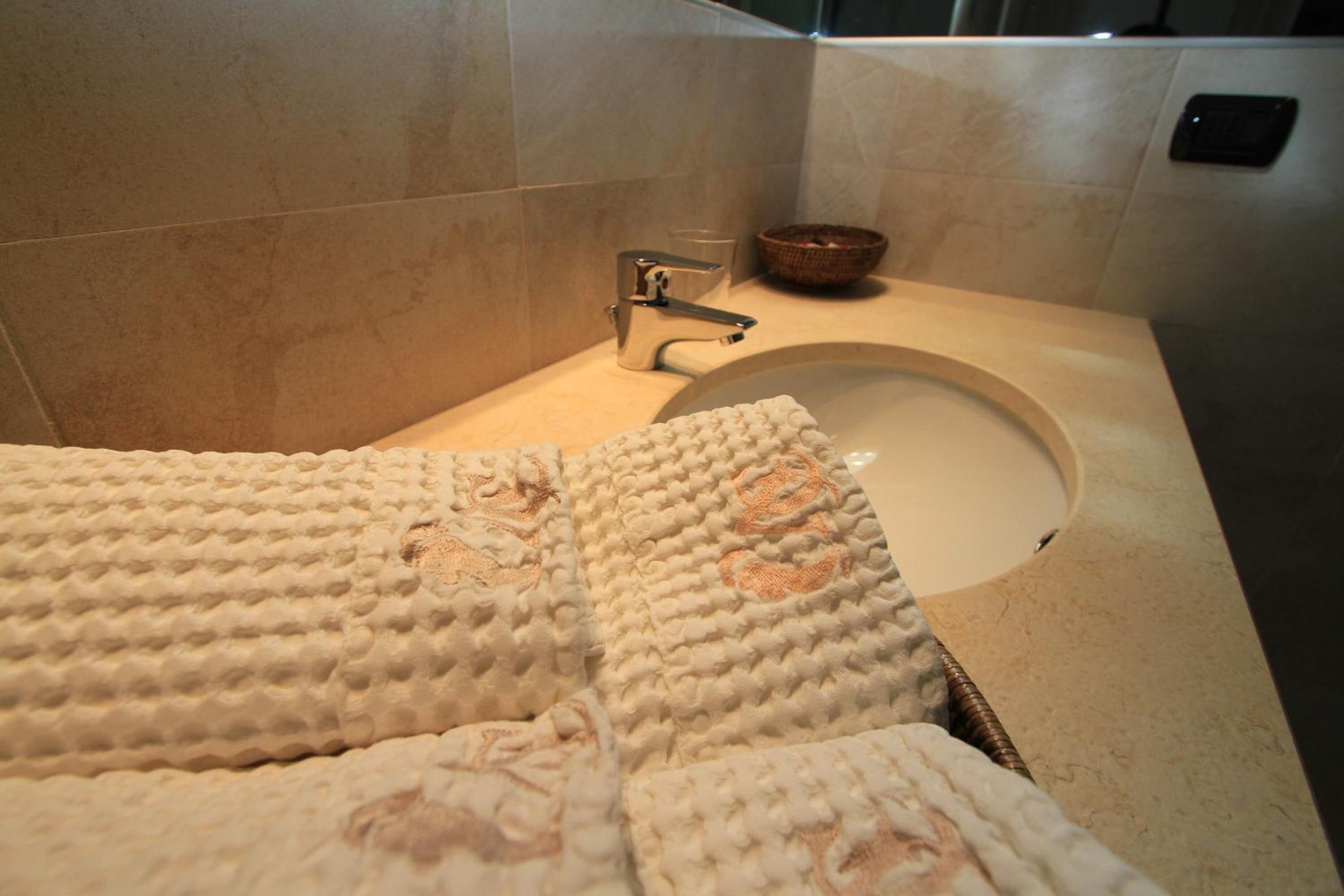 shower, rainfall showerhead, free toiletries, hair dryer