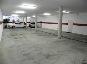 Aparcamiento sin asistencia (5 EUR por día)