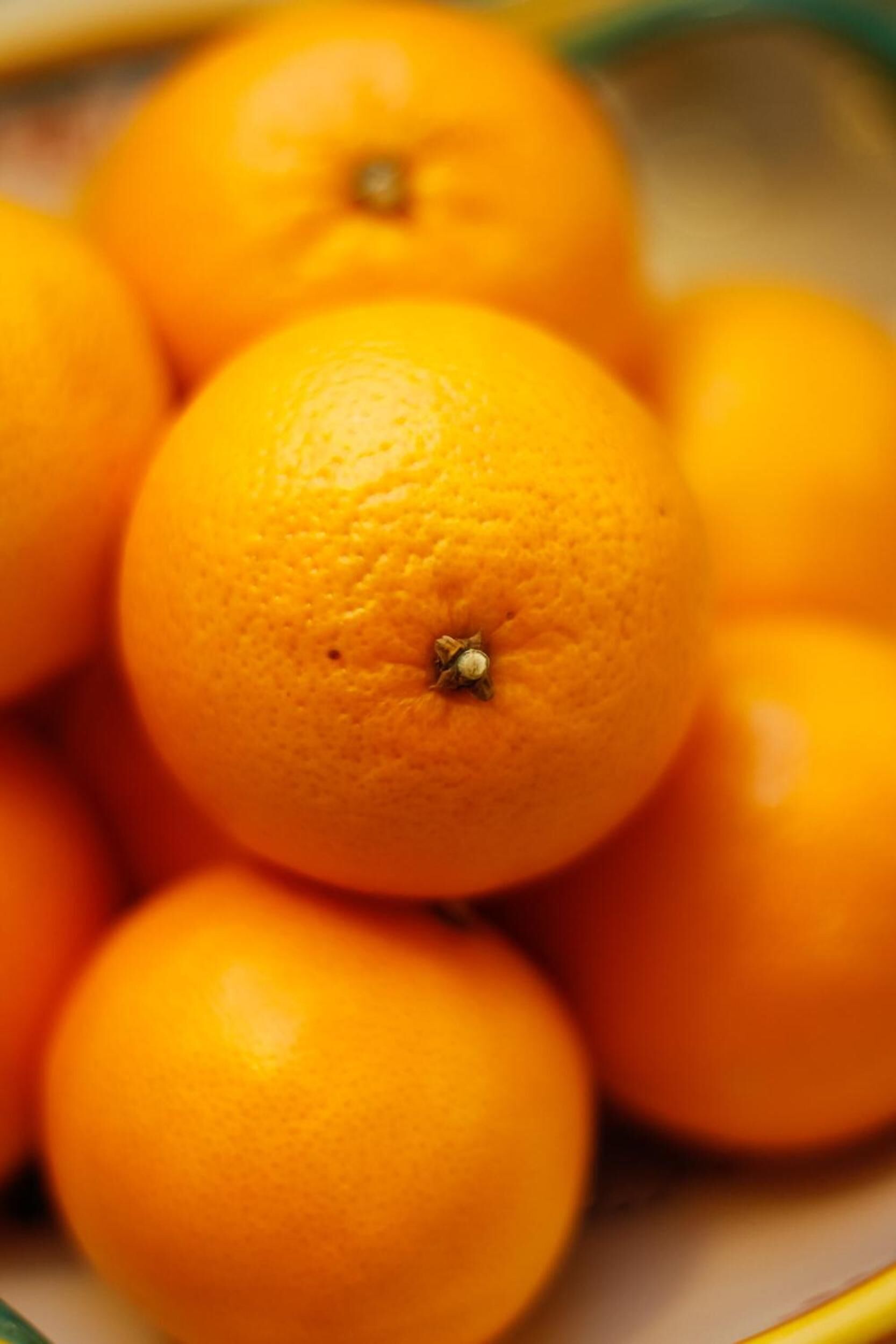 Un bol rempli d'oranges.