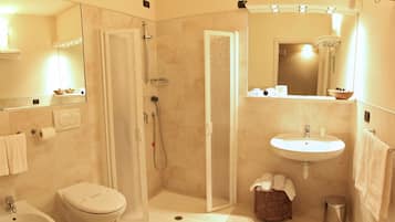 Standard Double Room | Bathroom | Shower, rainfall showerhead, free toiletries, hair dryer