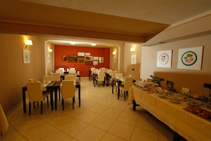Desayuno continental gratuito y diario