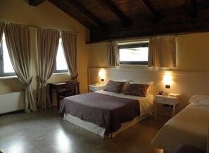 Tripla Superior | Biancheria da letto di alta qualità, minibar, una cassaforte in camera