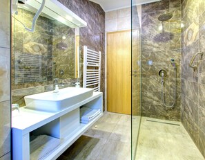 Quarto luxo | Banheiro | Chuveiro, chuveiro com efeito de chuva, produtos de toalete grátis 