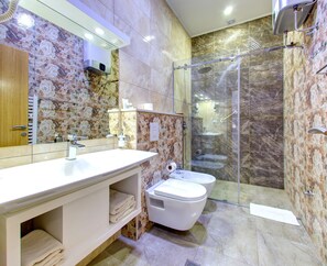 Superior Double Room | Bathroom | Shower, rainfall showerhead, free toiletries, hair dryer - Villa Cardak (Mostar)