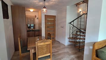 Appartement Deluxe, vue fleuve | Cuisine privée | Réfrigérateur, cafetiÚre/bouilloire, bouilloire électrique