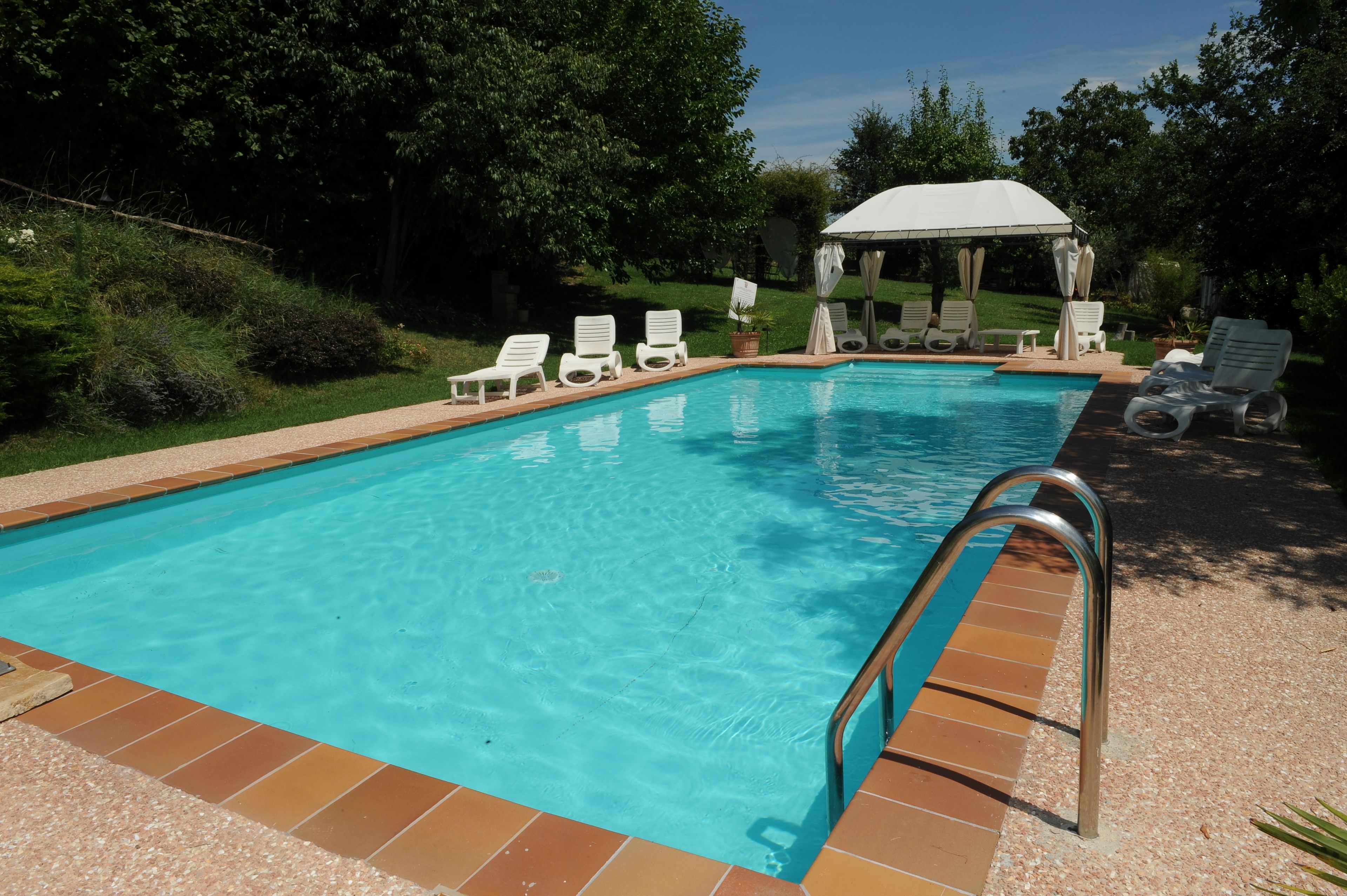 室外游泳池，09:00 至 19:00 开放，日光浴躺椅