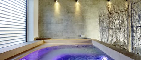 Indoor spa tub