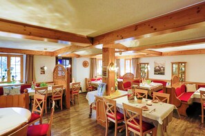 Serveert ontbijt, lunch, diner, regionale gerechten 