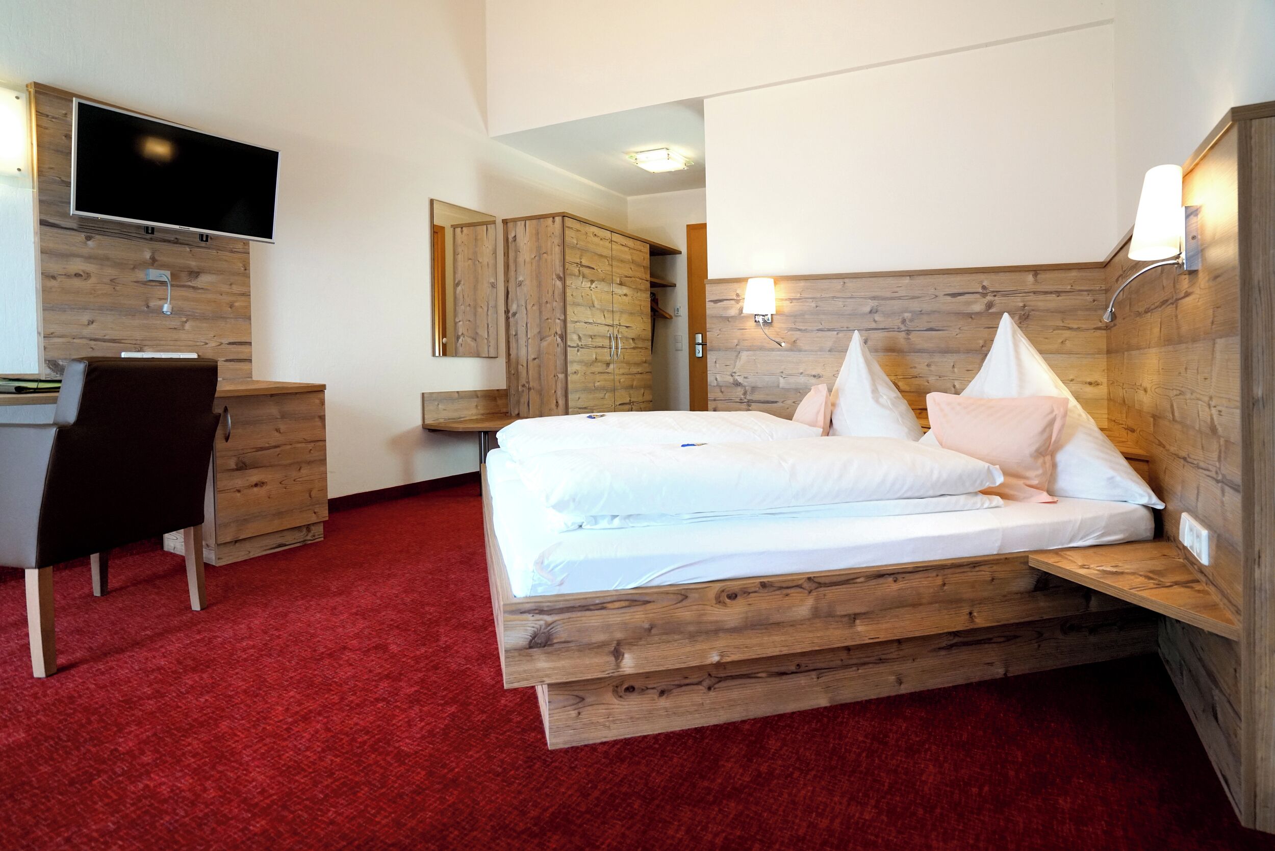 standard double room | 1 bedroom, in-room safe, desk, blackout curtains