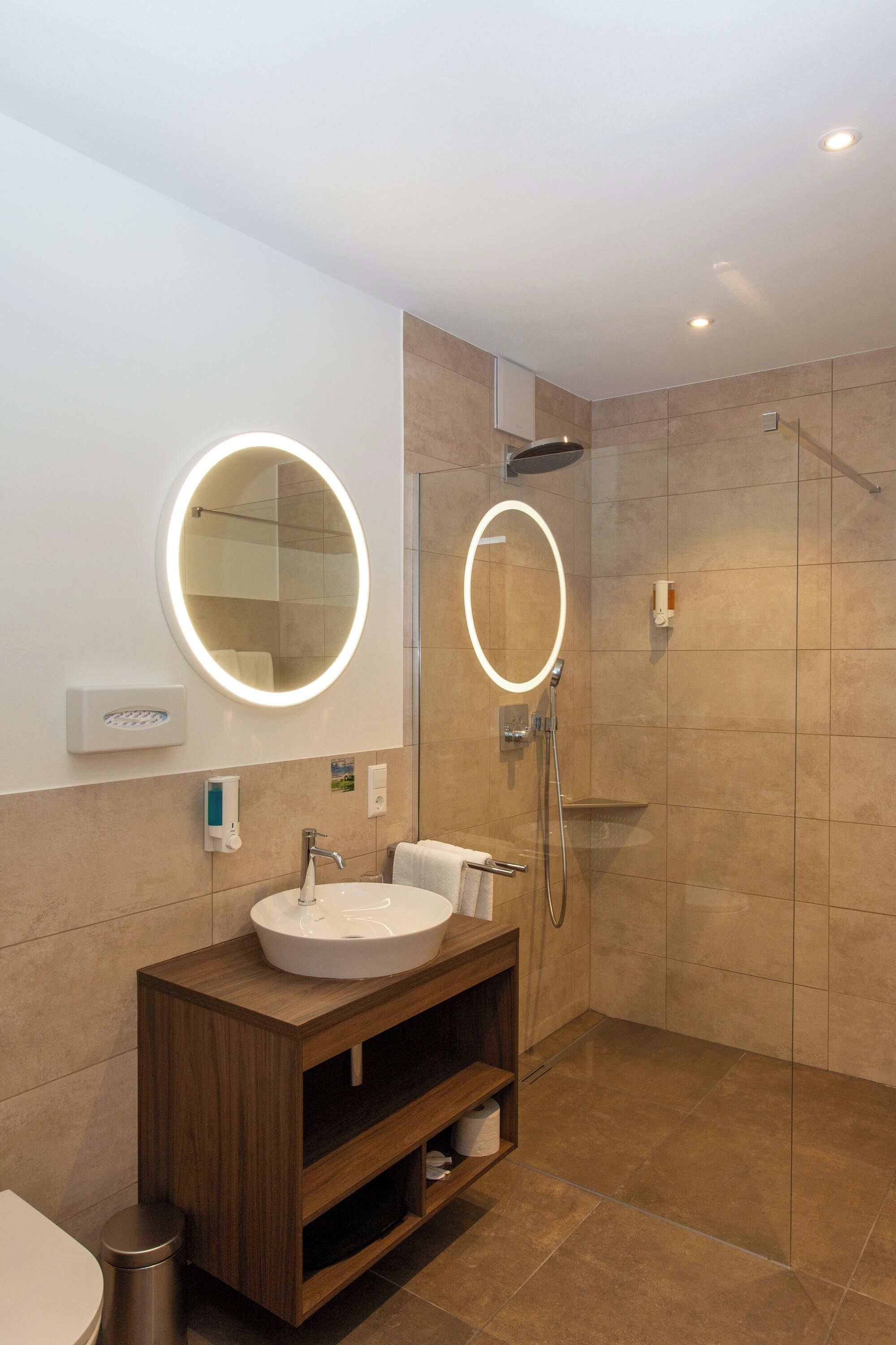 Deluxe Suite, Mountain View | Bathroom | Separate tub and shower, jetted tub, rainfall showerhead
