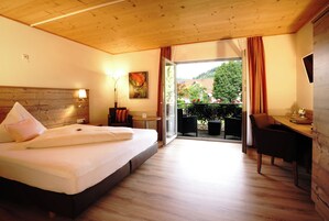 Comfort Double Room | Bathroom | Hair dryer, heated floors, towels, soap