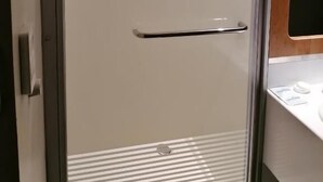 Shower, rainfall showerhead, towels - SUN1 Witbank (Emalahleni)