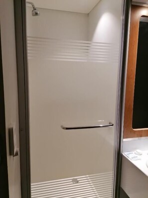 Shower, rainfall showerhead, towels - SUN1 Witbank (Emalahleni)
