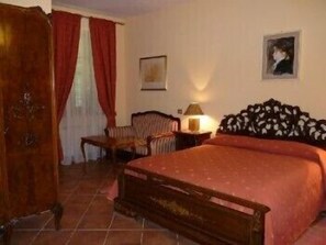 Een bureau, gratis babybedden, gratis wifi