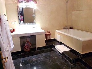 Double Room (Nour) | Bathroom | Free toiletries, hair dryer, bathrobes, towels - Riad Souafine (Fes)