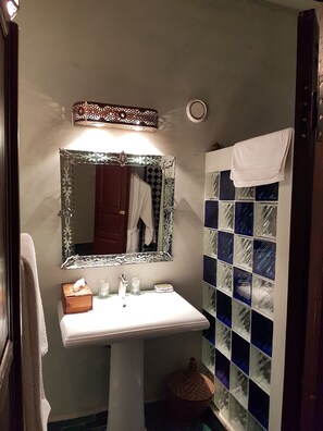 Double Room (Leila) | Bathroom | Free toiletries, hair dryer, bathrobes, towels
