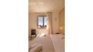 Minibar, in-room safe, desk, soundproofing - Hotel Bulla Regia (Syracuse)