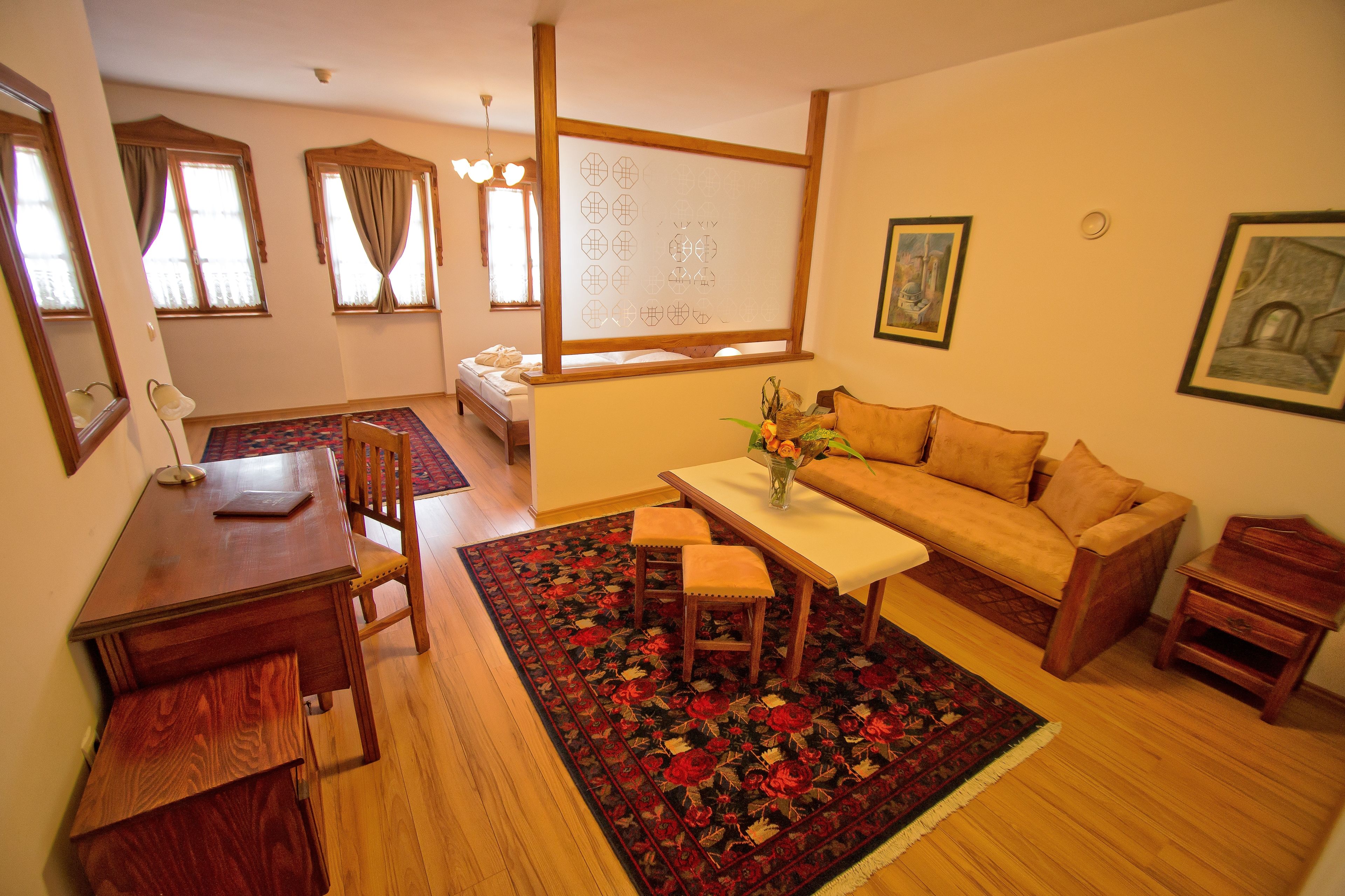 deluxe suite, 1 double bed | living area | flat-screen tv