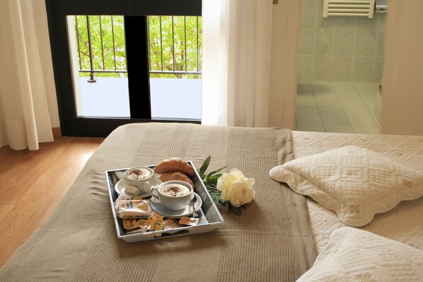 Coffres-forts dans les chambres, bureau, lits bébé (gratuits)