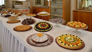 Une table de buffet proposant divers desserts et pâtisseries.