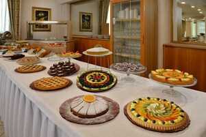 Se ofrece un desayuno bufé (15 EUR por persona)