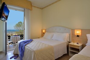 Tremannsrom | Minibar, safe på rommet, skrivebord og lydisolert