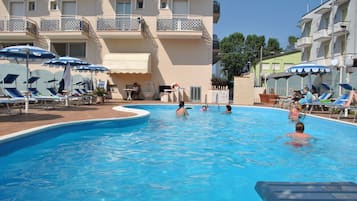 Außenpool (je nach Saison geöffnet), Pool mit Wasserfall, Liegestühle