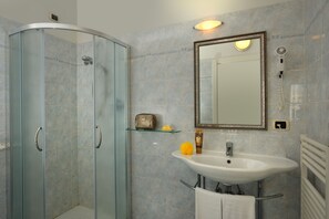 Een douche, een regendouche, gratis toiletartikelen, een haardroger
