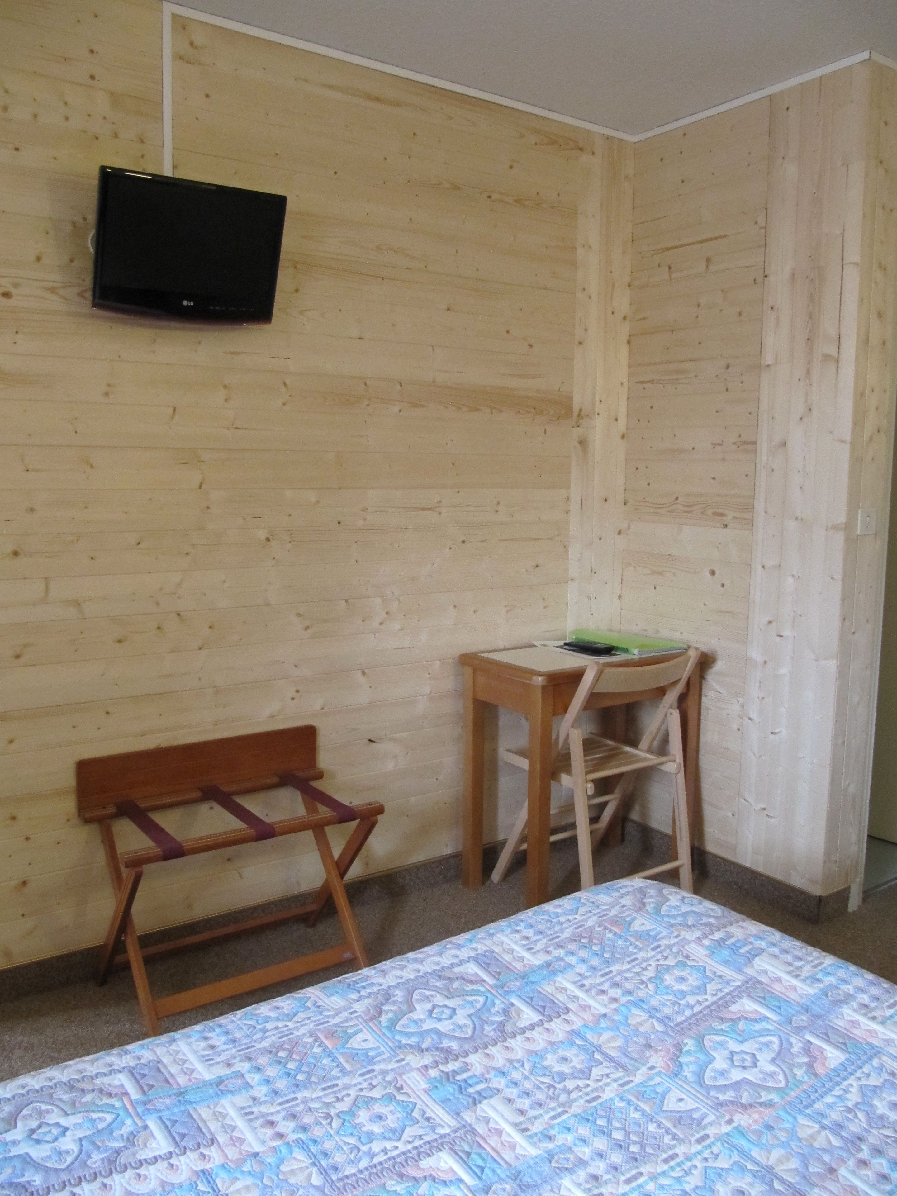 desk, rollaway beds, free wifi, bed sheets