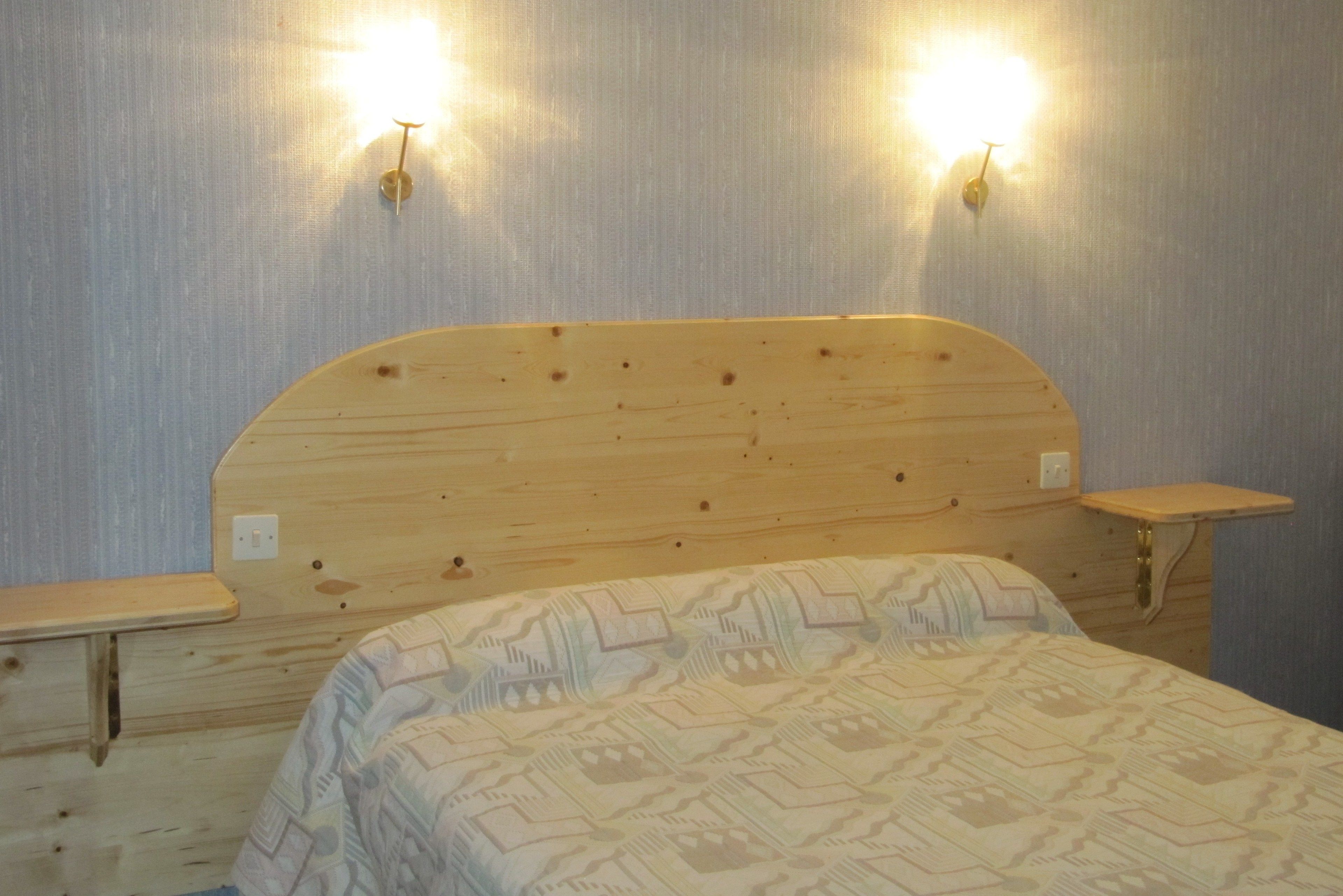 desk, rollaway beds, free wifi, bed sheets