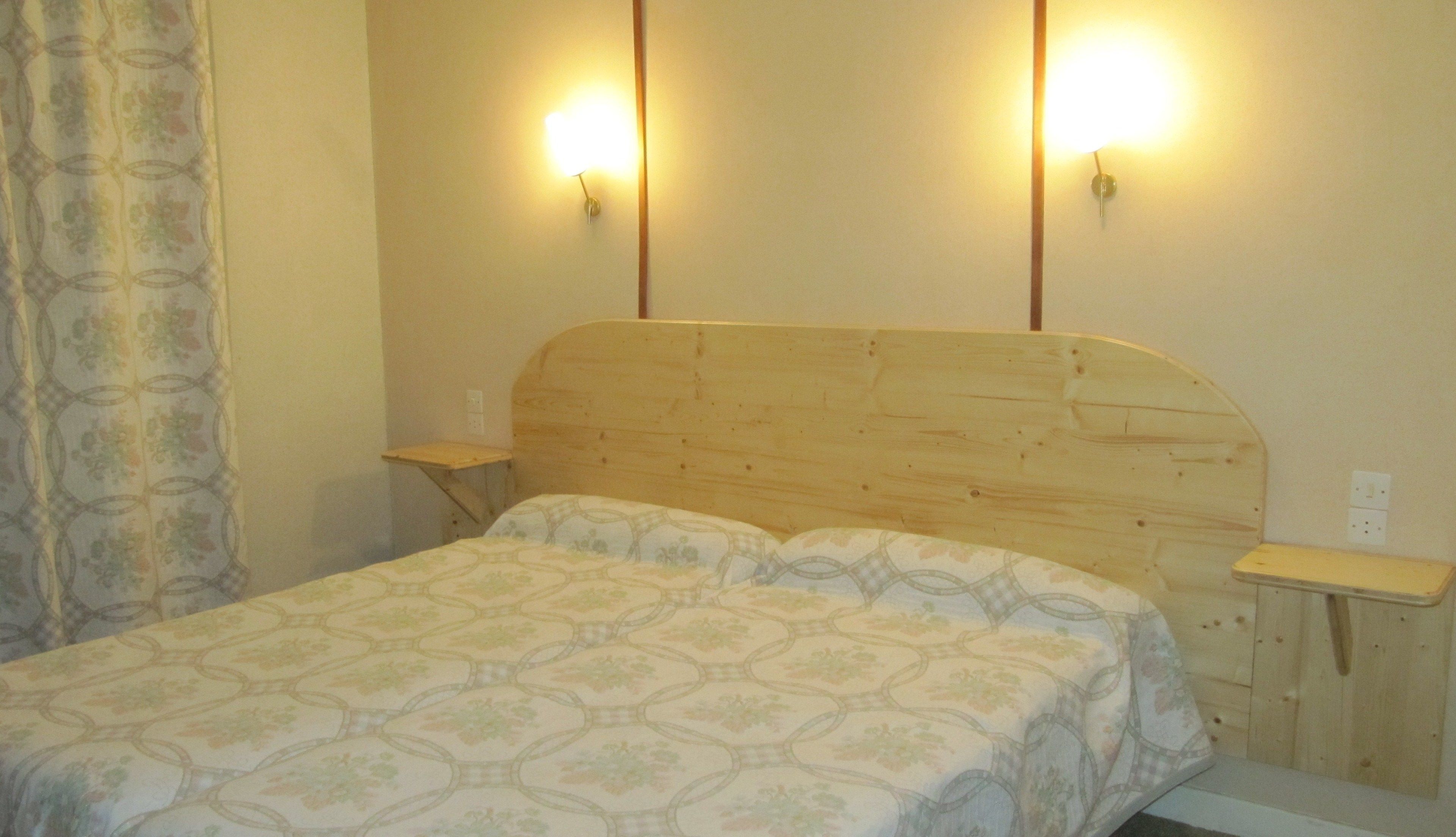 desk, rollaway beds, free wifi, bed sheets