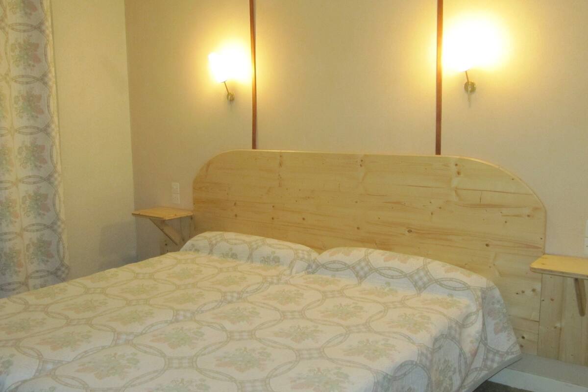 desk, rollaway beds, free wifi, bed sheets