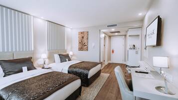 Deluxe Twin Room, 2 Twin Beds, Park View (Park View) | Hypo-allergenic bedding, Select Comfort beds, minibar, in-room safe