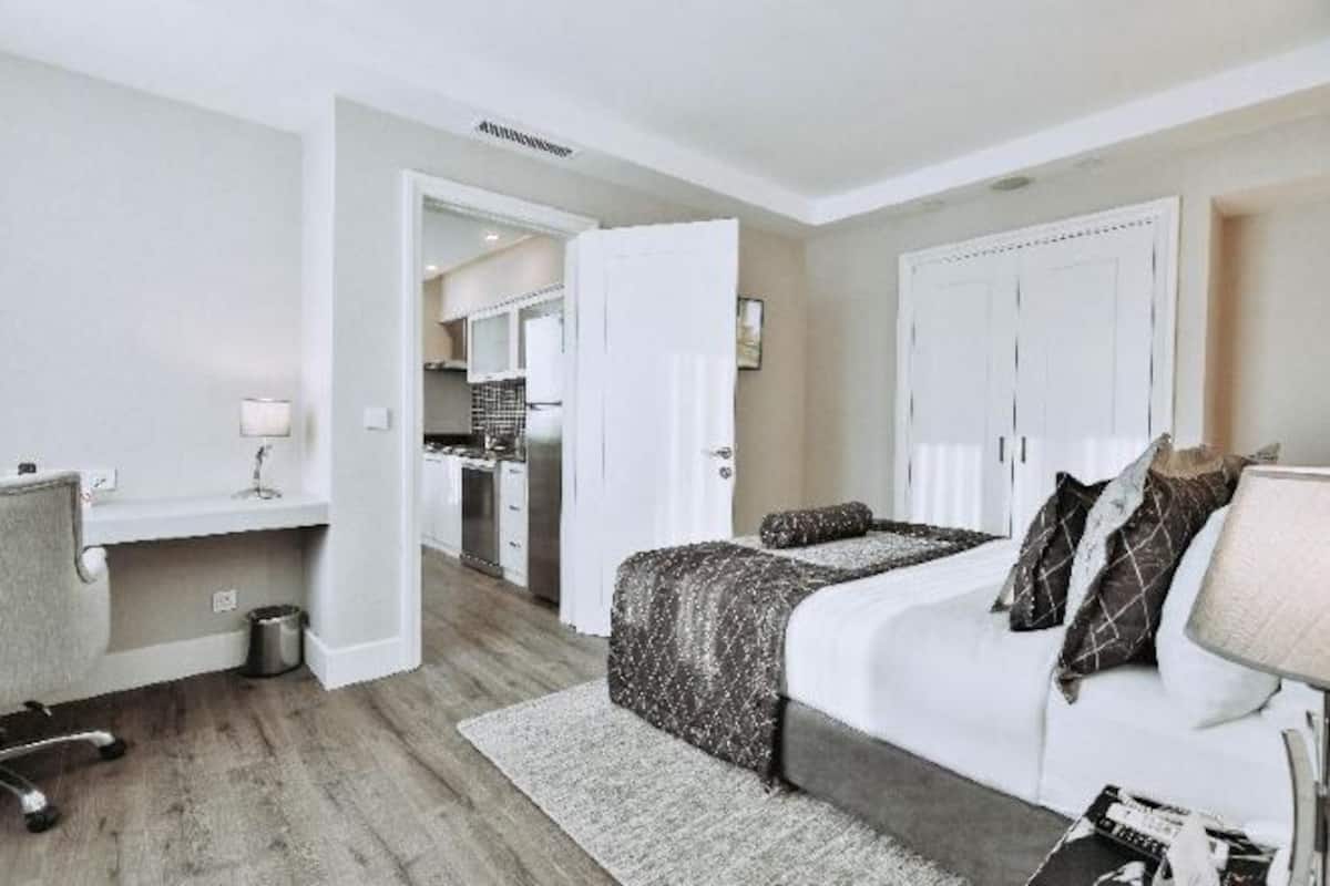 Hypo-allergenic bedding, Select Comfort beds, minibar, in-room safe