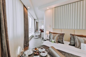 Junior Studio Suite, 1 Bedroom, City View (Park View) | Hypo-allergenic bedding, Select Comfort beds, minibar, in-room safe